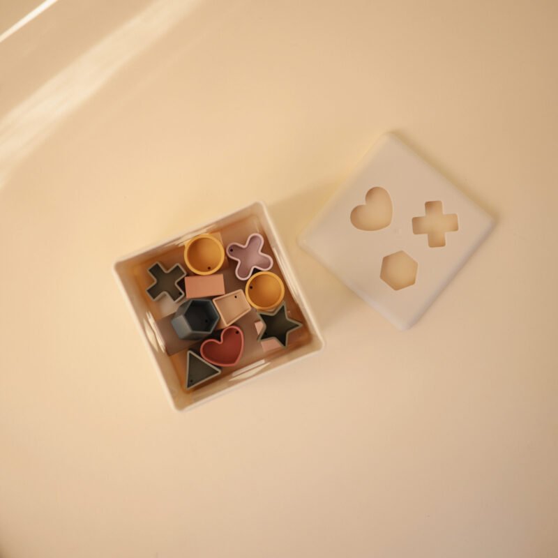 Mushie formų rūšiavimo kubas – lavinamasis žaislas