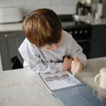 mushie, vandens spalvinimo knygelė, daugkartinė spalvinimo knygelė, kūrybinis žaislas, lavinamasis žaislas, Montessori žaislas, vaikų užsiėmimai, kūdikių žaislai, žaislai 3 metų, smulkioji motorika, kūrybiškas žaidimas, edukaciniai žaislai, sensorinis žaislas, kelioniniai žaislai vaikams