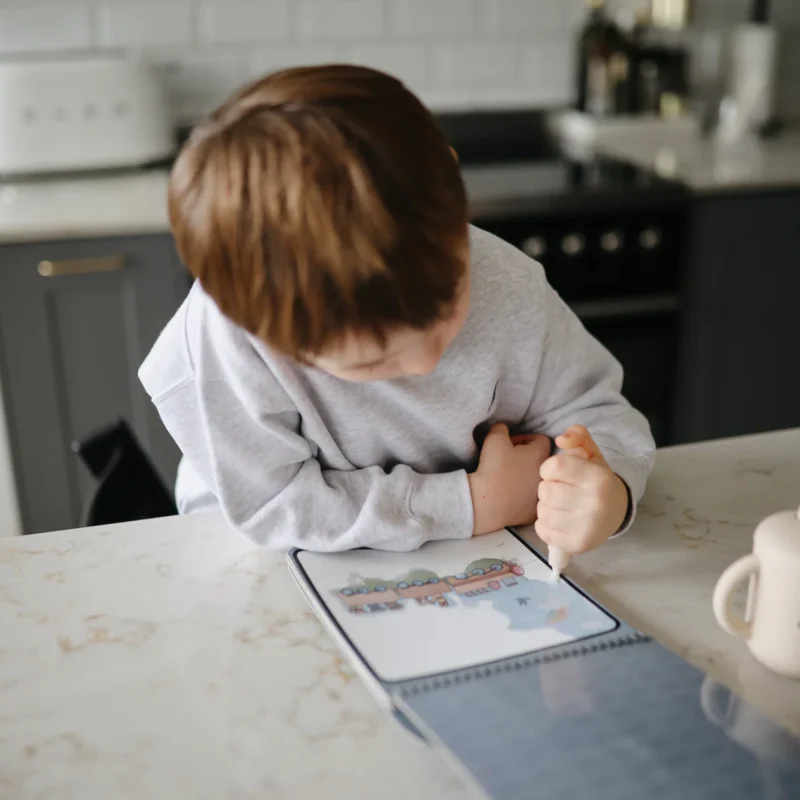 mushie, vandens spalvinimo knygelė, daugkartinė spalvinimo knygelė, kūrybinis žaislas, lavinamasis žaislas, Montessori žaislas, vaikų užsiėmimai, kūdikių žaislai, žaislai 3 metų, smulkioji motorika, kūrybiškas žaidimas, edukaciniai žaislai, sensorinis žaislas, kelioniniai žaislai vaikams